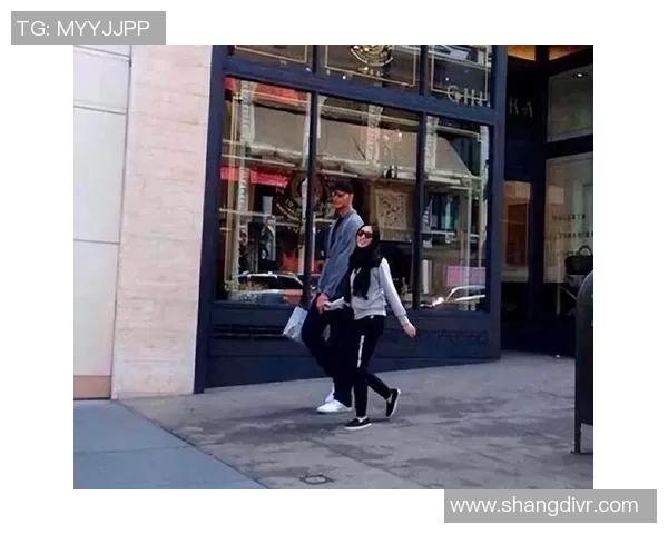 姚明佩戴墨镜的时尚瞬间展现独特魅力与个性风格的完美结合