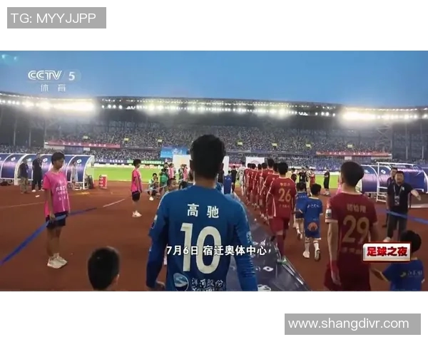 在城市屋顶上踢球的梦想与现实交织的足球明星故事