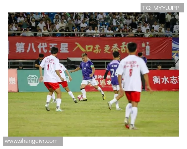 足球传奇的辉煌历程与影响力探讨史上最出名的足球明星们的故事与成就